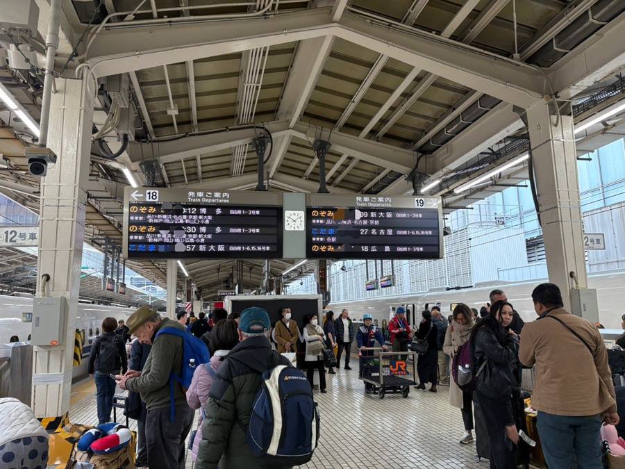 名古屋へ向かう駅のホーム