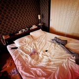 他人に剥ぎ取られ乱暴に履き捨てられたパンティーさんご主人様をまた包み込むのを待ち詫びてるかのようにじっとしてるのが愛…