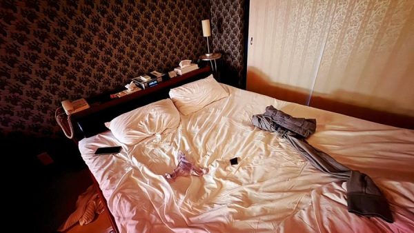 他人に剥ぎ取られ乱暴に履き捨てられたパンティーさんご主人様をまた包み込むのを待ち詫びてるかのようにじっとしてるのが愛…