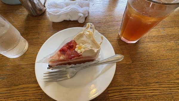 ランチでケーキセットショーケースに美味しそうなケーキが置いてあって無性に食べたくなったので。